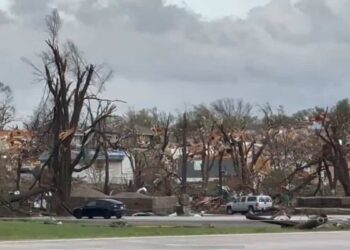 Impressive tornadoes strike the central United States