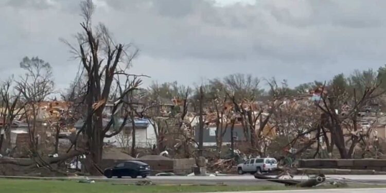 Impressive tornadoes strike the central United States