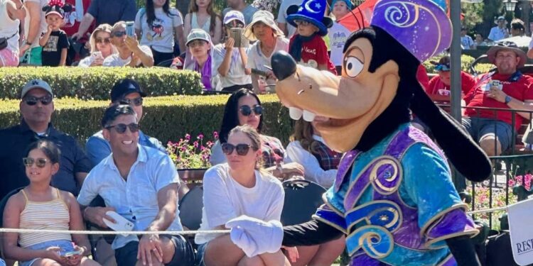 Injured at Disneyland, she sues the park… and Goofy!
