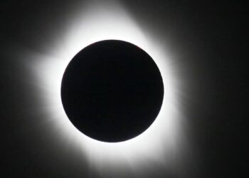 “Love to the moon and back”: more than 300 couples will get married during the eclipse