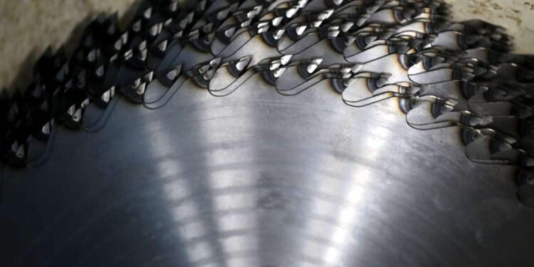 “Lucky to still be alive”: he narrowly escapes a circular saw