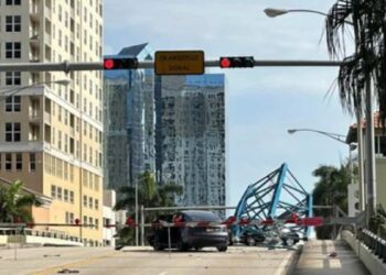 One dead and three injured: crane collapses from skyscraper under construction in Florida