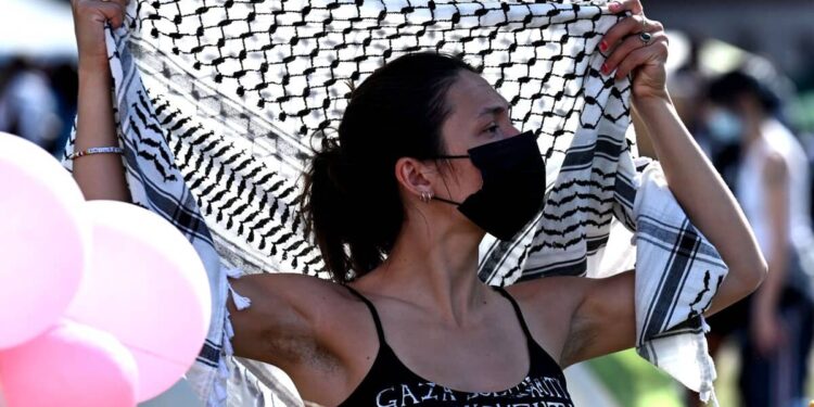 Rising tensions between pro-Palestinian students and police on American campuses