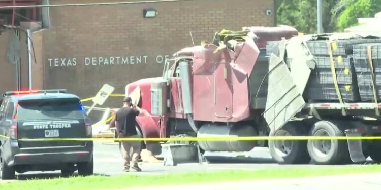 Texas: he steals an 18-wheeler to drive into the Public Safety building
