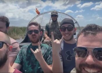 The boat of a group of Quebecers capsizes among alligators