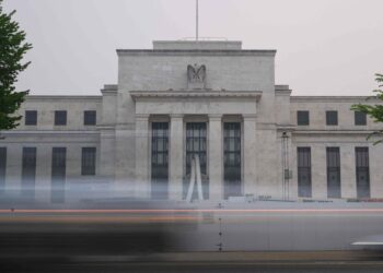 United States: inflation rebounds over a year in February, slows down over a month