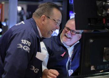 Wall Street climbs, after very solid employment figures