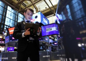 Wall Street climbs again, while waiting for Tesla