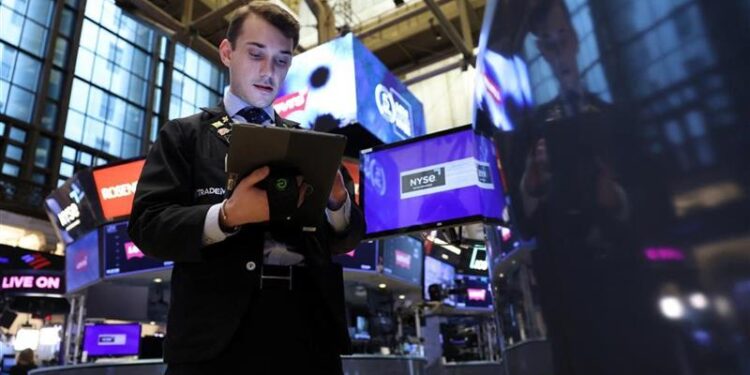 Wall Street climbs again, while waiting for Tesla