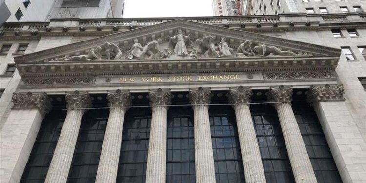 Wall Street falls before US employment figures