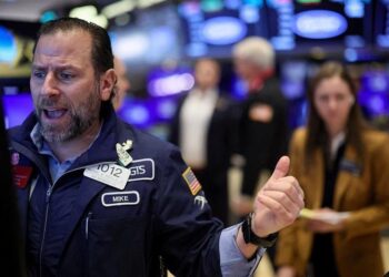 Wall Street returns to green, after employment and services ‘stats’