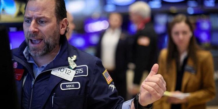 Wall Street returns to green, after employment and services ‘stats’