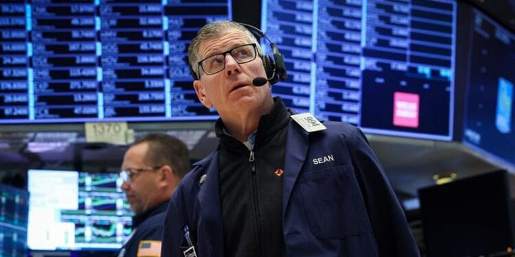Wall Street under pressure