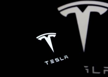 Wall Street under pressure with Tesla and rates