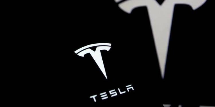 Wall Street under pressure with Tesla and rates