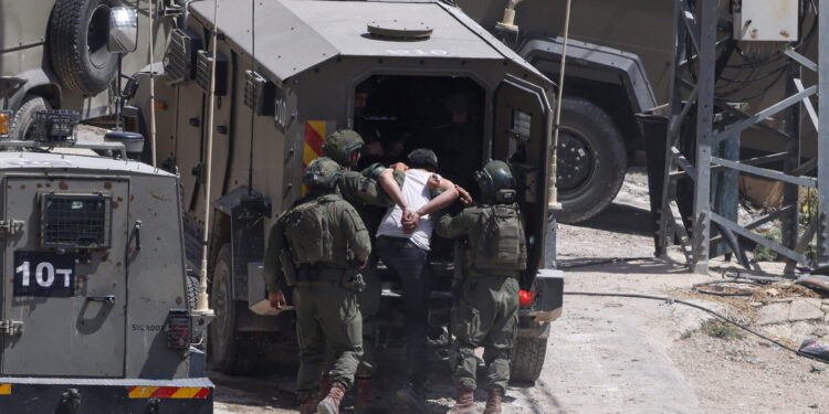 A martyr was shot by the occupation forces in Jerusalem and 18 Palestinians were arrested in the West Bank  News