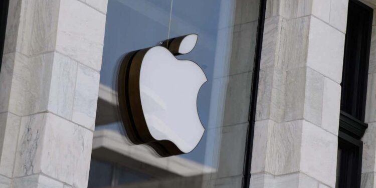 Big first: American Apple store votes in favor of strike