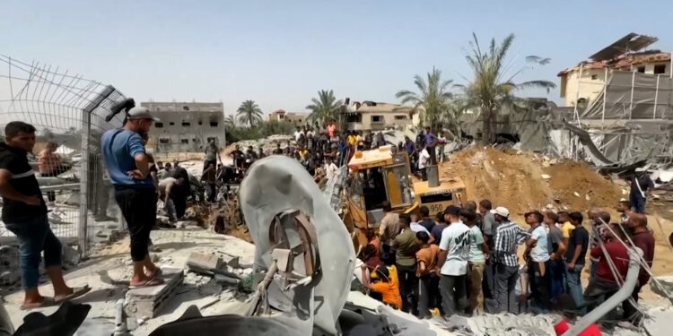 Effects of the Israeli bombing in the Al-Farahin area in Khan Yunis  News reports