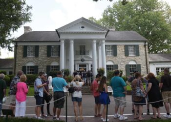Elvis Presley’s granddaughter suspends sale of “King’s” house
