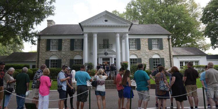Elvis Presley’s granddaughter suspends sale of “King’s” house