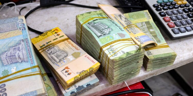 Exceeding the 1720 barrier to the dollar.. The Yemeni riyal continues to collapse | Economy