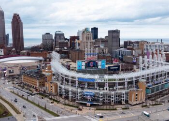 Fatal fall: woman dies during graduation ceremony