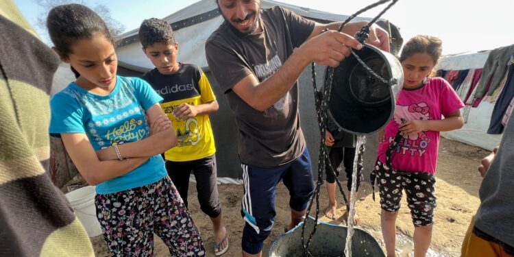 For the sake of water…displaced people from Gaza dig the ground with their hands  Policy