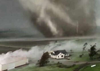 (IMAGES) Apocalyptic scenes: deadly tornado devastates town in Iowa