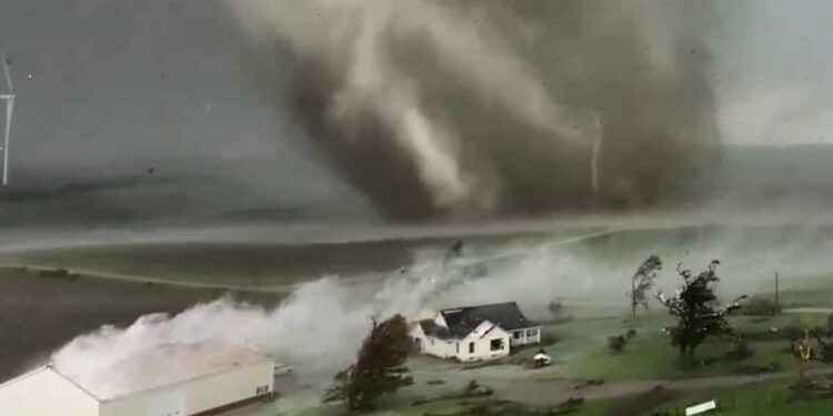 (IMAGES) Apocalyptic scenes: deadly tornado devastates town in Iowa