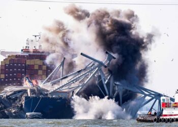 (IN PICTURES) Authorities use explosives to destroy part of collapsed Baltimore bridge