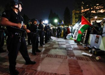 (IN PICTURES) Pro-Palestinian encampments: police dismantle barricades at UCLA
