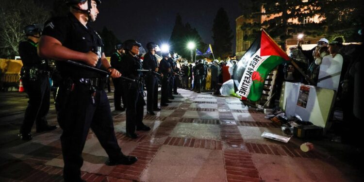 (IN PICTURES) Pro-Palestinian encampments: police dismantle barricades at UCLA