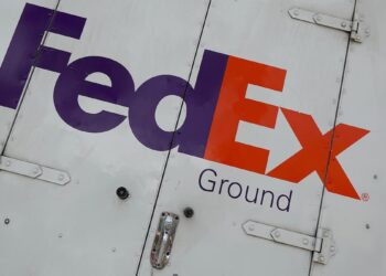 (MUST WATCH) FedEx delivery driver filmed by Dana White throwing packages into truck
