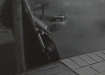 ON VIDEO |  A car glides and hits a pole head-on