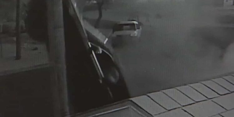 ON VIDEO |  A car glides and hits a pole head-on