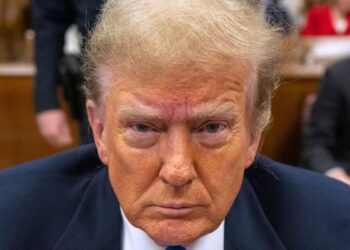 Trump must keep quiet, but those close to him comment on his trial live
