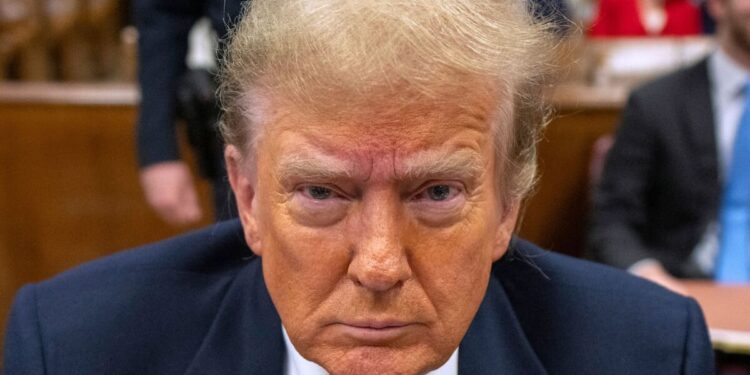 Trump must keep quiet, but those close to him comment on his trial live