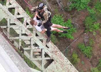 United States: Young adult survives 400-foot fall