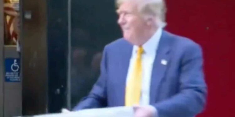 VIDEO |  Donald Trump delivers pizza after a day in court