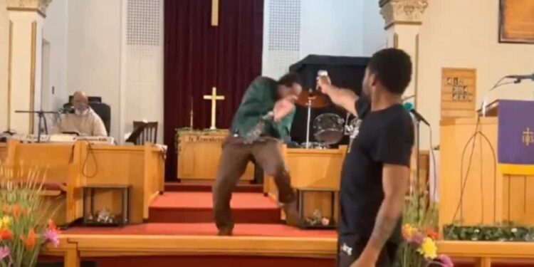 VIDEO |  “I thank God”: a pastor escapes death in the middle of mass