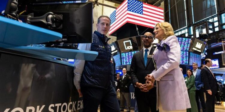 Wall Street in the green, while waiting for Disney and Uber