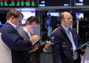 Apple and Nasdaq at the top, but the Dow Jones corrects