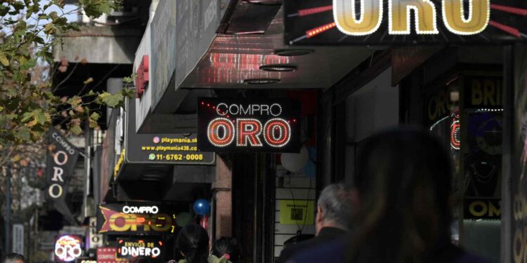 Argentines face high prices by selling their jewelry and heritage belongings  Economy