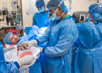 Awake kidney transplant: patient watches his own operation