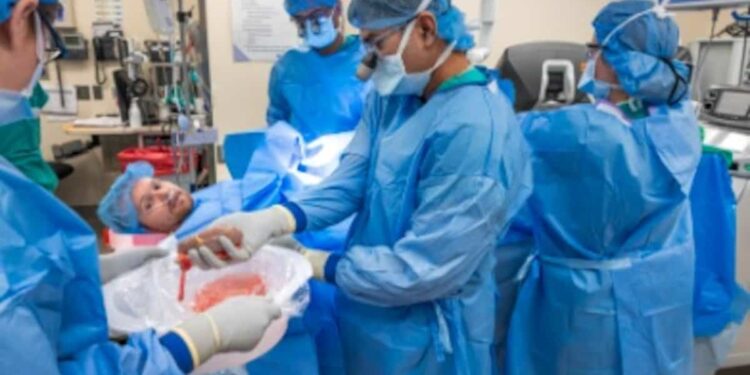 Awake kidney transplant: patient watches his own operation