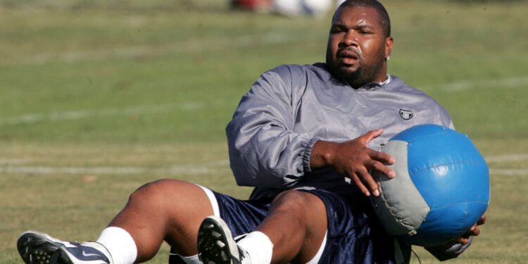 Dallas Cowboys legend Larry Allen dies at 52