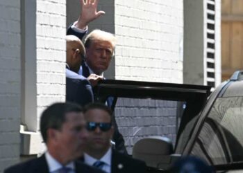 Elected officials and big bosses: Trump in Washington for a seduction operation