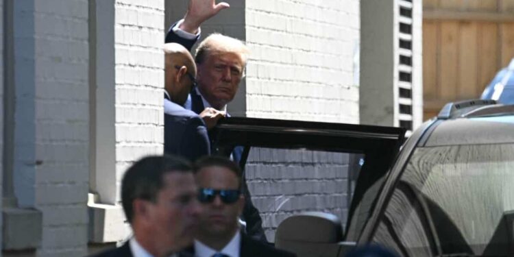 Elected officials and big bosses: Trump in Washington for a seduction operation