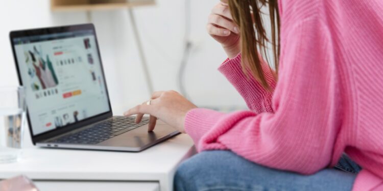 Electronic shopping is a giant machine that broadcasts counterfeit products  Economy