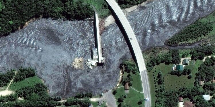 Extreme weather hits US Midwest